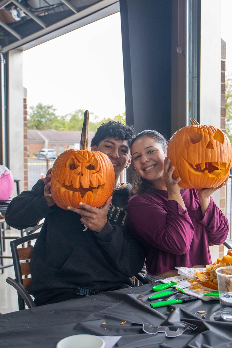 UNOH_edu's tweet image. Oktoberfest was a hit! 🎃🚗 From the car show and bull riding to pumpkin painting, free food, and the hangman challenge — students made the most of this fall fest! 🍁 #UNOH #Oktoberfest #FallFun #StudentActivities