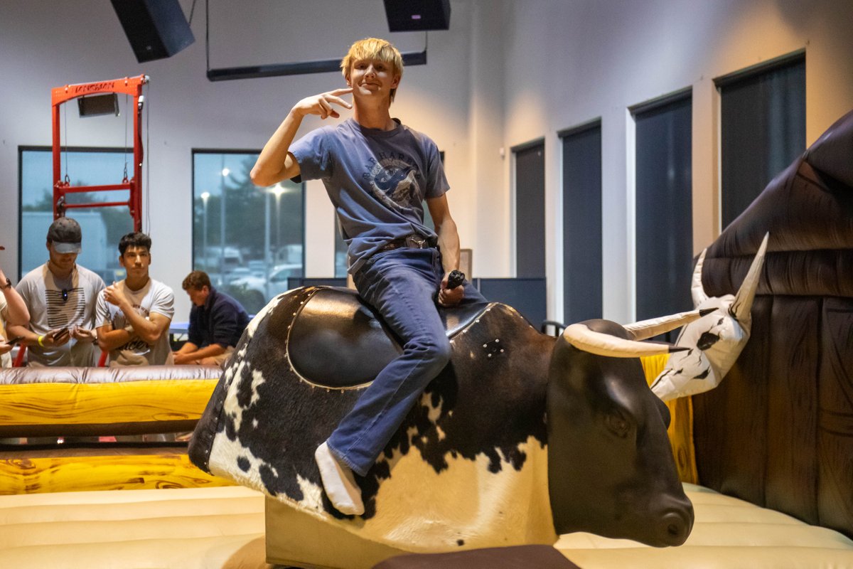 UNOH_edu's tweet image. Oktoberfest was a hit! 🎃🚗 From the car show and bull riding to pumpkin painting, free food, and the hangman challenge — students made the most of this fall fest! 🍁 #UNOH #Oktoberfest #FallFun #StudentActivities