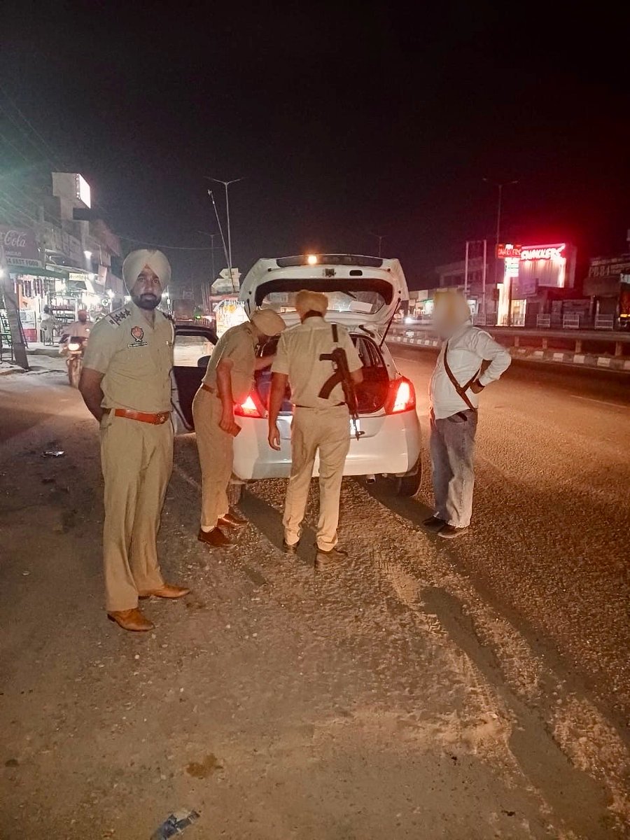 SangrurPolice's tweet image. 🚨 In view of the #FestiveSeason, #Sangrur Police is conducting thorough vehicle checks across the district to ensure safety and prevent any unlawful activities
📞 Dial #Helpline Number 112 During Any Emergency
#YourSafetyOurPriority #PP24x7