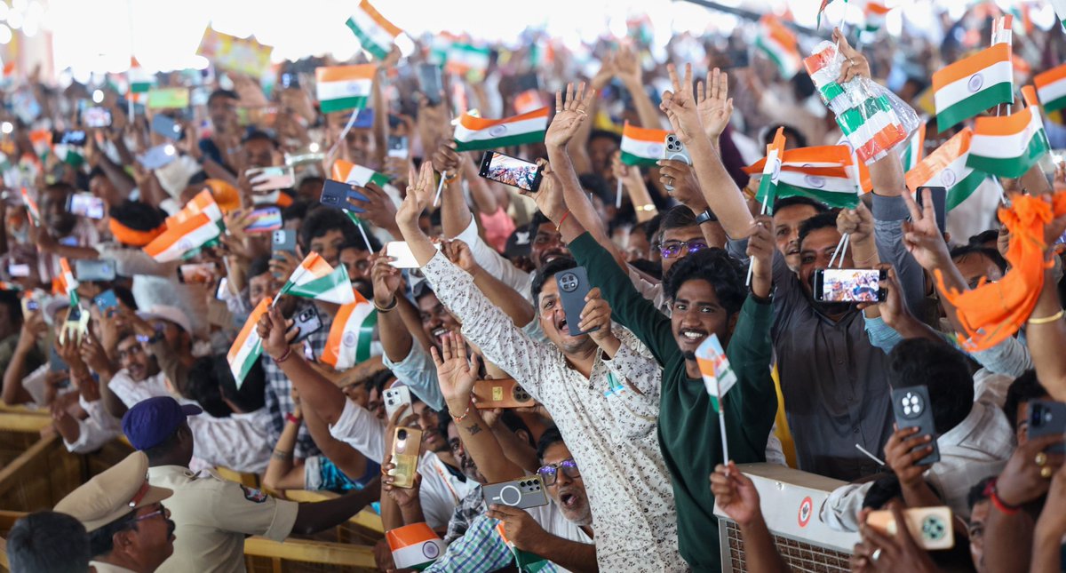 peoplenewslivex's tweet image. The energy in Kurnool was truly inspiring today! The people’s excitement over the newly inaugurated development works reflects their hope and confidence in progress. #KurnoolDevelopment
Courtesy @NarendraModi #TodayNews #NewsUpdate