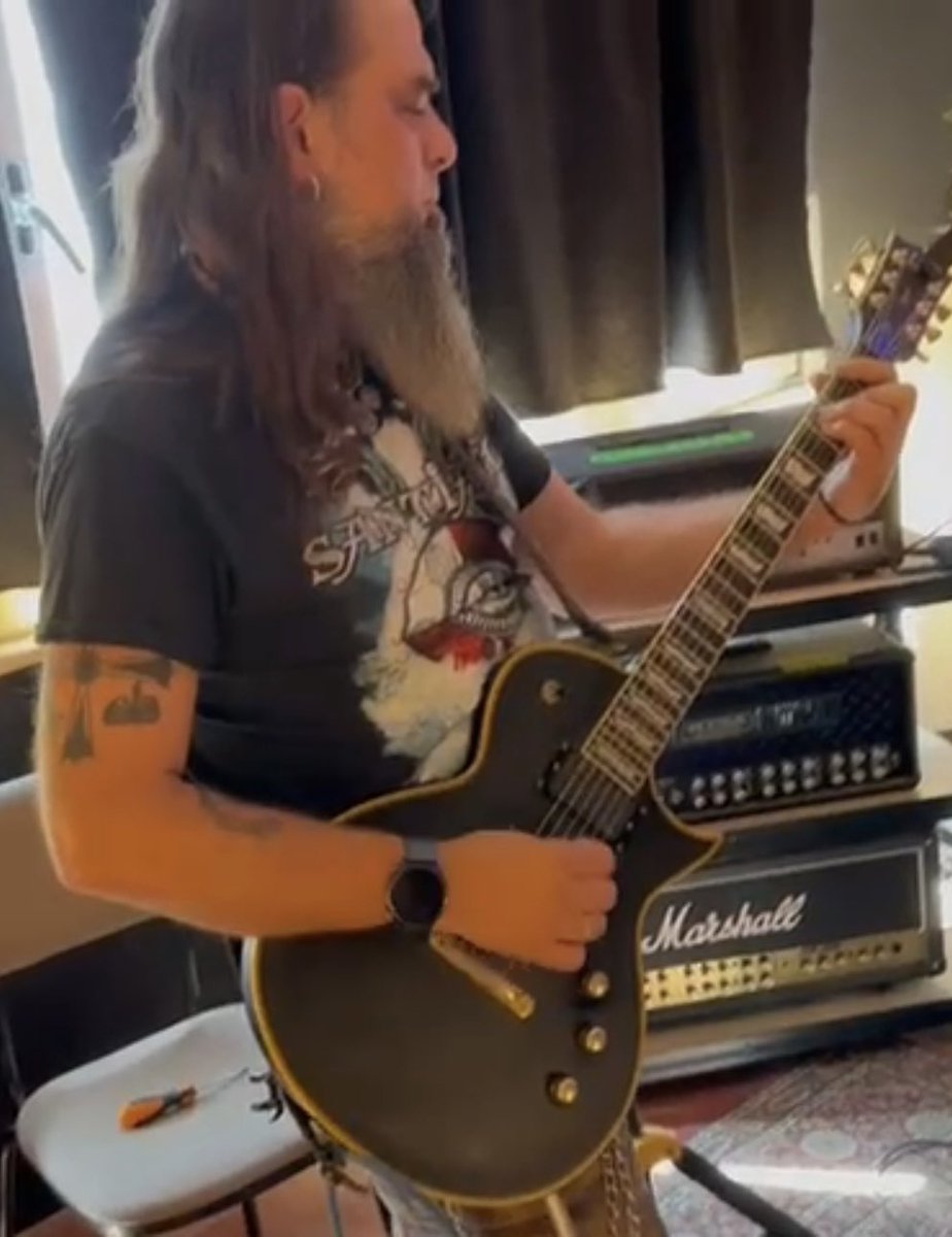TaranusOficial's tweet photo. Entamando guitarruques 🤘🏽🤘🏽🤘🏽 https://t.co/QJr8gVQCYE