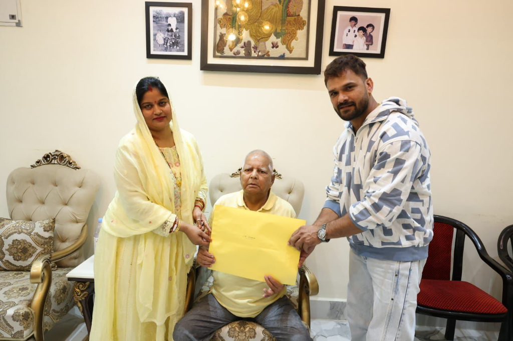 khesariLY's tweet image. मैं, आप सभी का बेटा और भाई खेसारी लाल यादव, इस बार छपरा विधानसभा से चुनाव लड़ रहा हूँ।
मैं कोई परंपरागत नेता नहीं हूँ, मैं आप सभी जनता जनार्दन का बेटा हूँ, खेत-खलिहान का लाल हूँ, हर तबके की आवाज़ हूँ और युवा भाइयों का जोश हूँ।
मेरे लिए राजनीति कोई कुर्सी की दौड़ नहीं है, ये एक…