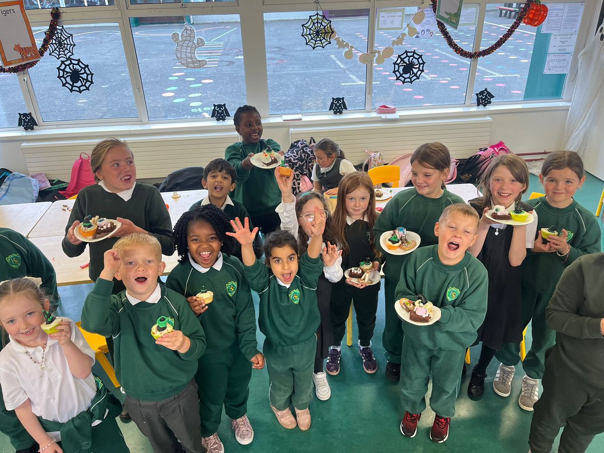 HolyFamilySchl's tweet photo. Craft Club created delicious Halloween spooky inspired treats this afternoon! #Halloween #trickortreat https://t.co/rHmd2cOXTj