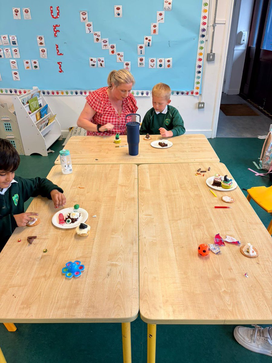 HolyFamilySchl's tweet photo. Craft Club created delicious Halloween spooky inspired treats this afternoon! #Halloween #trickortreat https://t.co/rHmd2cOXTj