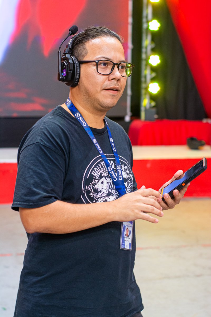 leandroriverahn's tweet photo. Este es un vistazo a lo que más disfruto hacer: Escribir y Producir uno de los programas más intensos y emocionantes de la televisión hondureña.

Ser parte de Staff es más que una labor, es una experiencia que combina adrenalina, trabajo en equipo y mucha energía en cada emisión. https://t.co/8urV5YvDhD
