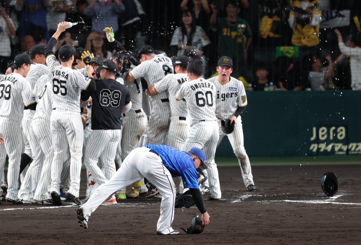 hochi_tigers's tweet image. 歓喜の阪神ナインの手前で森下翔太選手のヘルメットを拾う #牧秀悟 選手

#NPB 
#阪神タイガース 
#DeNAベイスターズ 

スポーツ報知の野球情報hochi.news/npb/