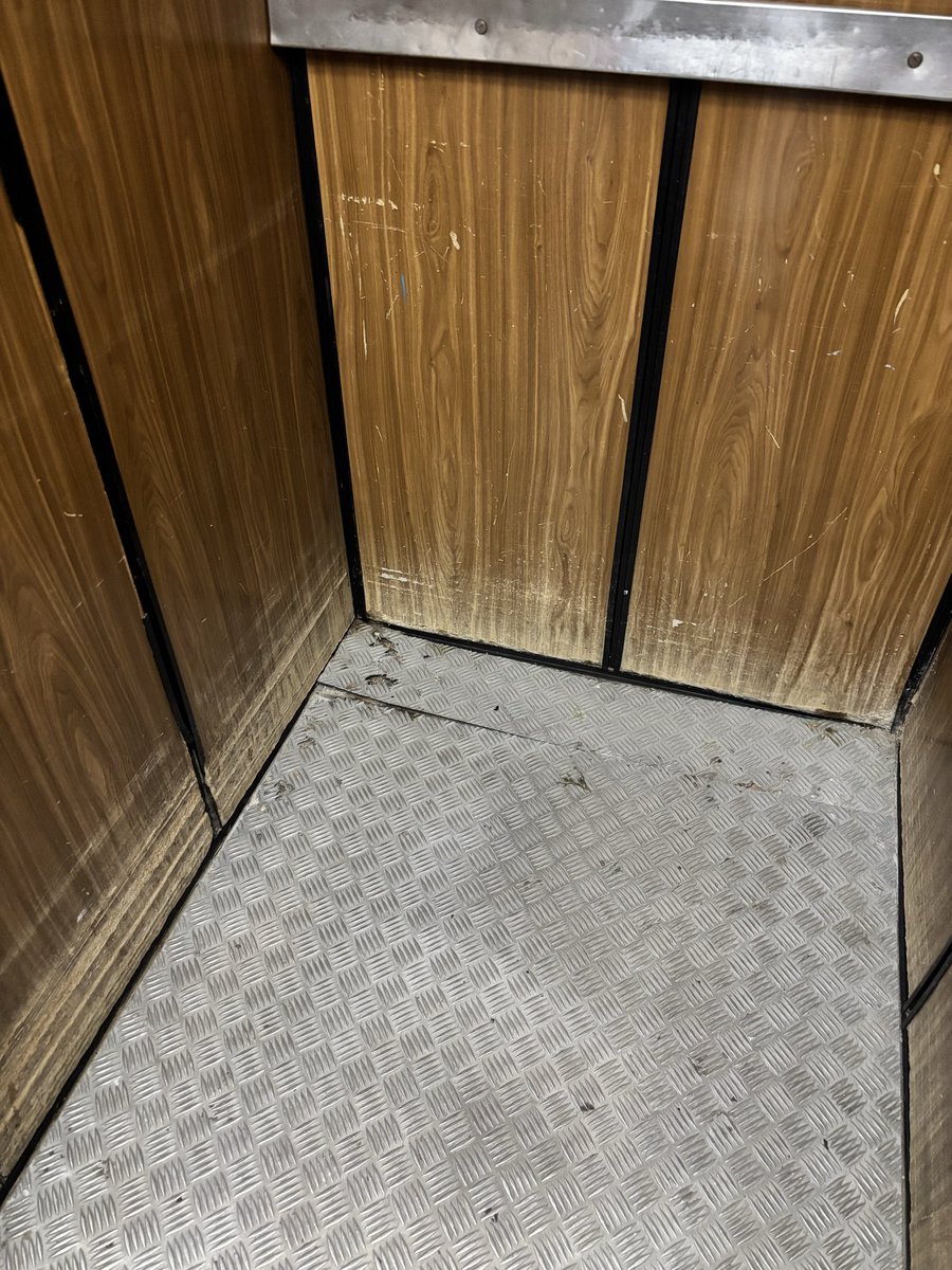 LittleSpaiky's tweet photo. Este es el estado del ascensor del Hospital Vázquez Díaz en Huelva (he preferido obviar el techo). Dudo que el señor @JuanMa_Moreno use ninguno en estas condiciones. 
¡Basta ya! Deje de mirar para otro lado y dele a la sanidad y la educación públicas lo que es suyo https://t.co/3nCnZHT3H0