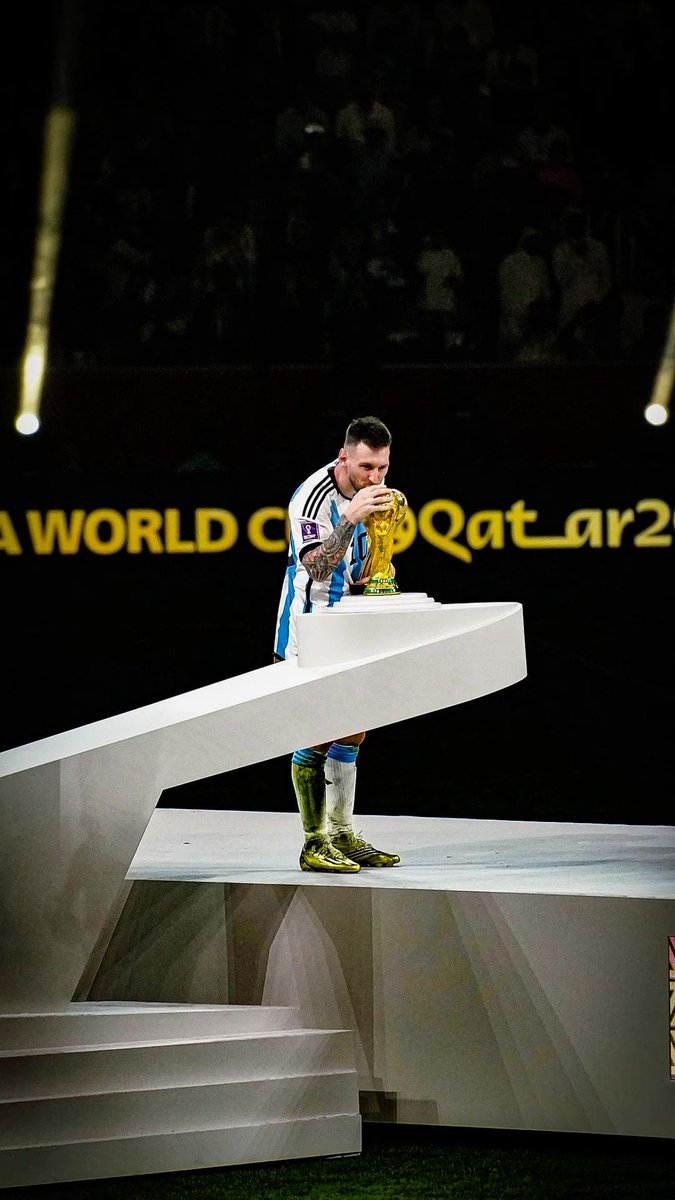 TeamLeoM's tweet photo. Hace 21 años debutaba Lionel Andrés Messi.

El resto es historia. El mejor de todos los tiempos. https://t.co/TBE20zaWS8