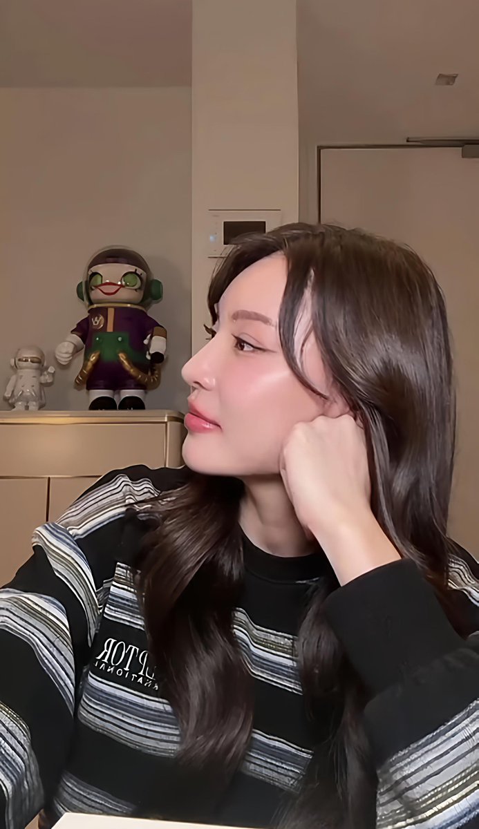 WhaleinGin's tweet image. M: ciize's cover (wanna be yours)
🐰: this one?
M: really?
🐰: check it out
M: c likes to cover songs
🐰: i haven't listened to this, let's listen tgt
🐰: uploaded a month ago, oii pookpik!
🐰: MV got a very lonely vibe
the way k's watching c's cover🥺
#กระปุกไซซี #kapookciize