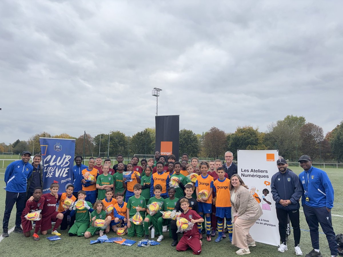 Remise de dotation au Coulommiers Brie FC dans le cadre du programme #OrangeFootballAmateur ⚽️
Depuis 3 saisons, Orange soutient les U12/U13 avec du matériel, des actions contre le cyberharcèlement et pour le recyclage des téléphones.
Un partenariat qui a du sens 💬
<a href="/OrangeIDF/">Orange Île-de-France</a>