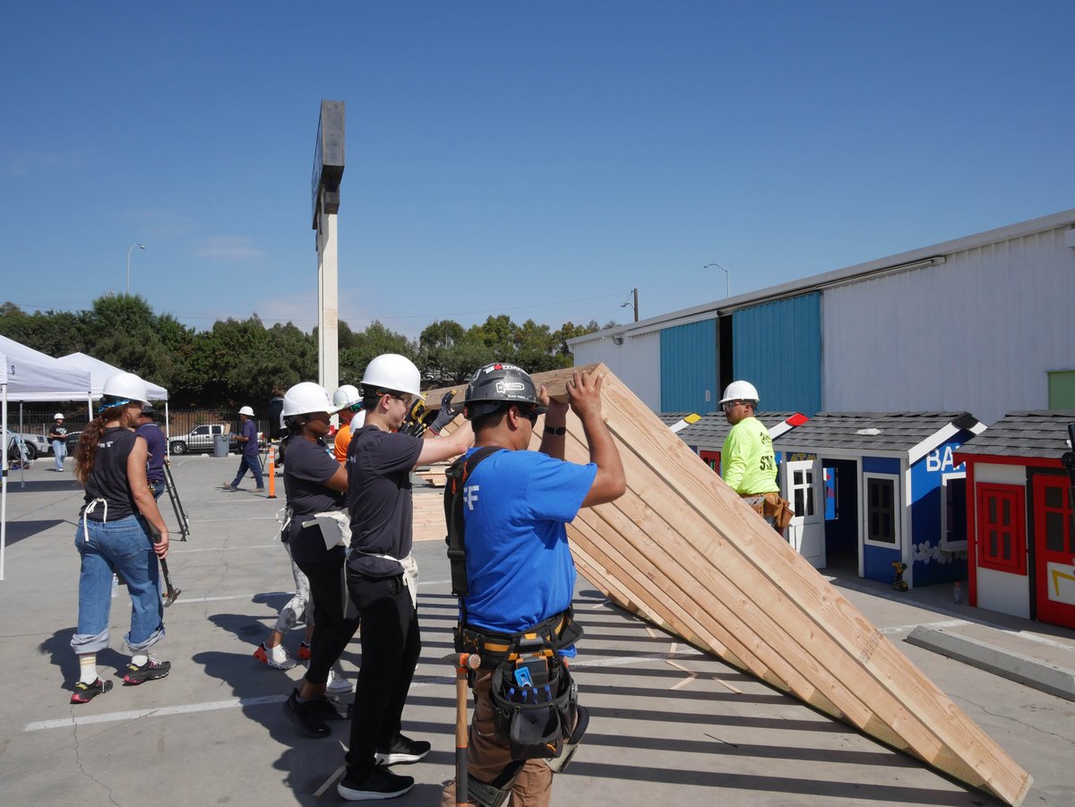 HabitatLA's tweet photo. So proud of the 40 https://t.co/k9uXJAfW0j #volunteers who joined forces to build walls and frames, bringing hope and new homes to LA wildfire survivors ๐๐๐
Together, we will #ReBUILDLA ๐ ๏ธ๐ Thank you, Team https://t.co/k9uXJAfW0j!
#Community #RebuildTogether https://t.co/soRxn3OF3F