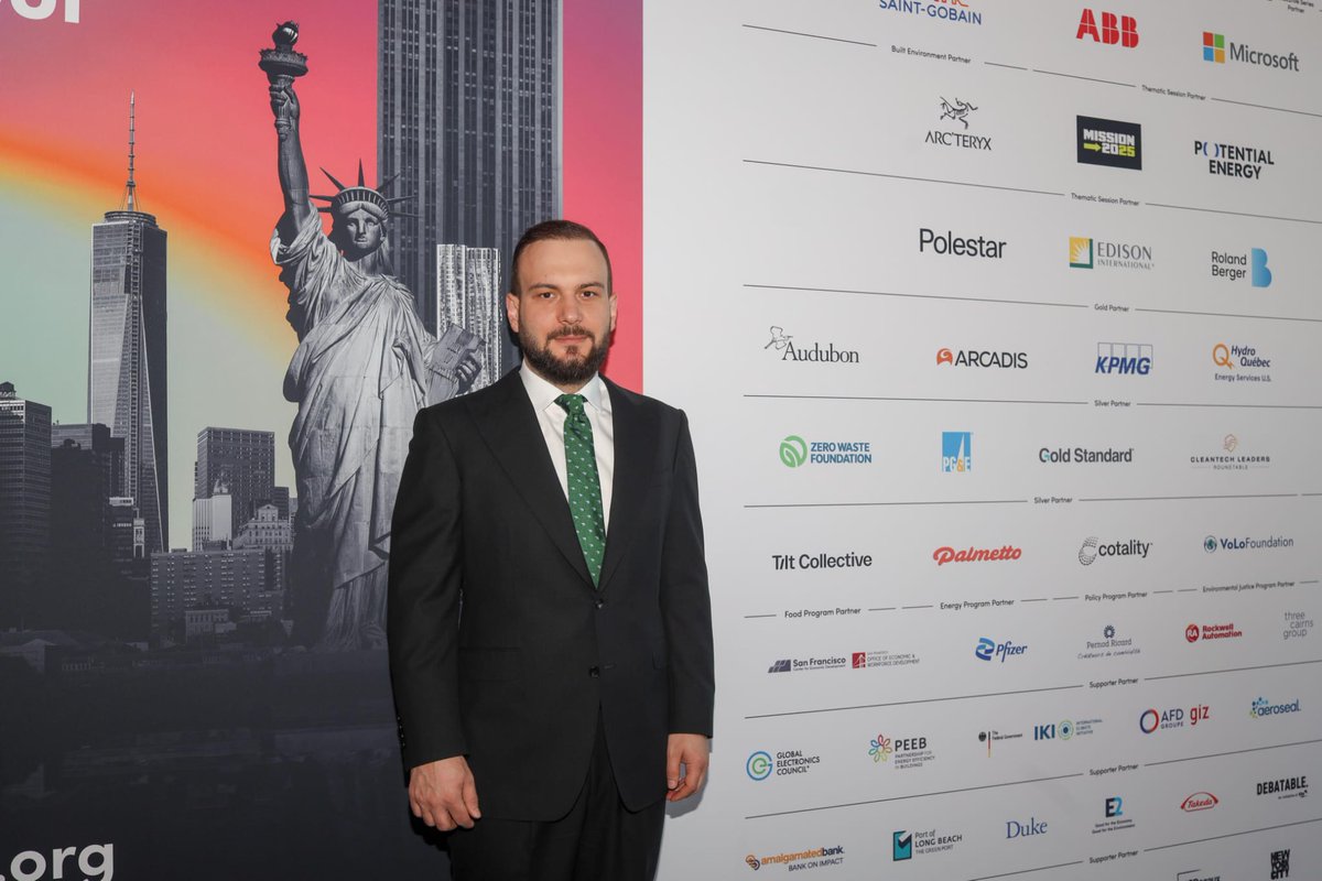 🟢 Sıfır Atık Vakfı Başkanı Samed Ağırbaş, Fransa’nın köklü gazetesi Le Figaro için kaleme aldığı yazıda şu görüşlere yer verdi:

   ▪️“Emine Erdoğan Hanımefendi’nin öncülüğüyle sıfır atık hareketi, yalnızca Türkiye’nin değil, dünyanın ortak geleceğini şekillendiren bir dönüşüm