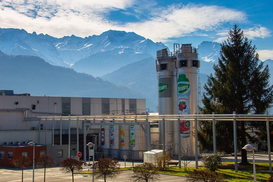 usinenouvelle's tweet photo. Les sirops Teisseire vont fermer leur usine de Crolles, en Isère https://t.co/UlxhI5z0U4 https://t.co/wY30Xn5n8D