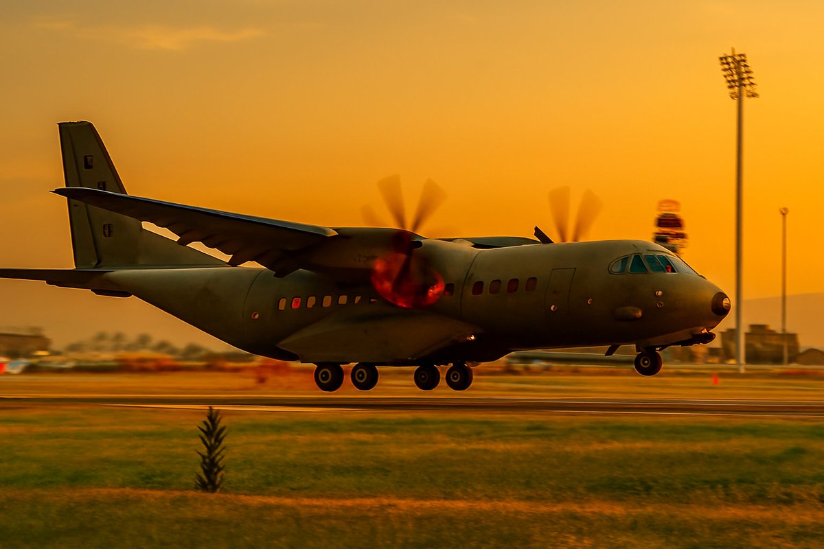 Es divertido jugar con la IA (Copilot) pero te das cuenta de la enorme capacidad para mentir o alterar la realidad, le pido eliminar la valla en la primera imagen, me ofrece un despegue al atardecer. Genera desconfianza y recelo.