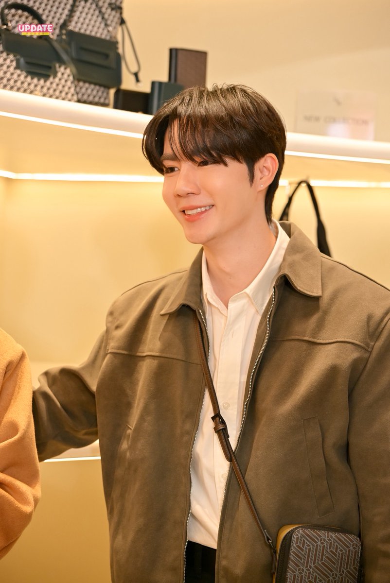 Update__today's tweet image. แบกความน่ารักไว้เต็มกระเป๋า "ซี-นุนิว" ในงาน Better Together With LYN ✨️😍
#LYNxZeeNuNew
#NuNew #ZeeNuNew
#UPDATETODAY #ข่าวบันเทิง #ข่าว