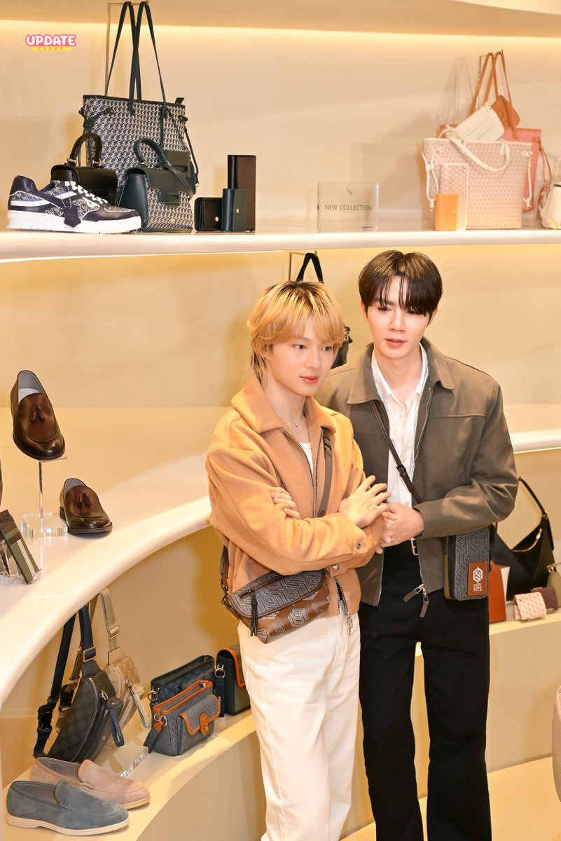 Update__today's tweet image. แบกความน่ารักไว้เต็มกระเป๋า "ซี-นุนิว" ในงาน Better Together With LYN ✨️😍
#LYNxZeeNuNew
#NuNew #ZeeNuNew
#UPDATETODAY #ข่าวบันเทิง #ข่าว