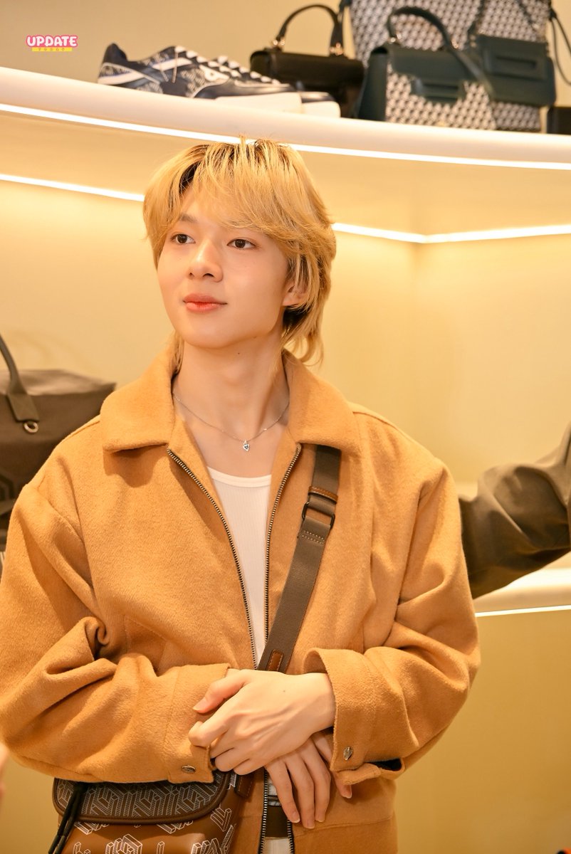 Update__today's tweet image. แบกความน่ารักไว้เต็มกระเป๋า "ซี-นุนิว" ในงาน Better Together With LYN ✨️😍
#LYNxZeeNuNew
#NuNew #ZeeNuNew
#UPDATETODAY #ข่าวบันเทิง #ข่าว