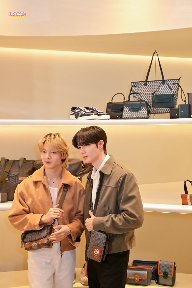 Update__today's tweet image. แบกความน่ารักไว้เต็มกระเป๋า "ซี-นุนิว" ในงาน Better Together With LYN ✨️😍
#LYNxZeeNuNew
#NuNew #ZeeNuNew
#UPDATETODAY #ข่าวบันเทิง #ข่าว
