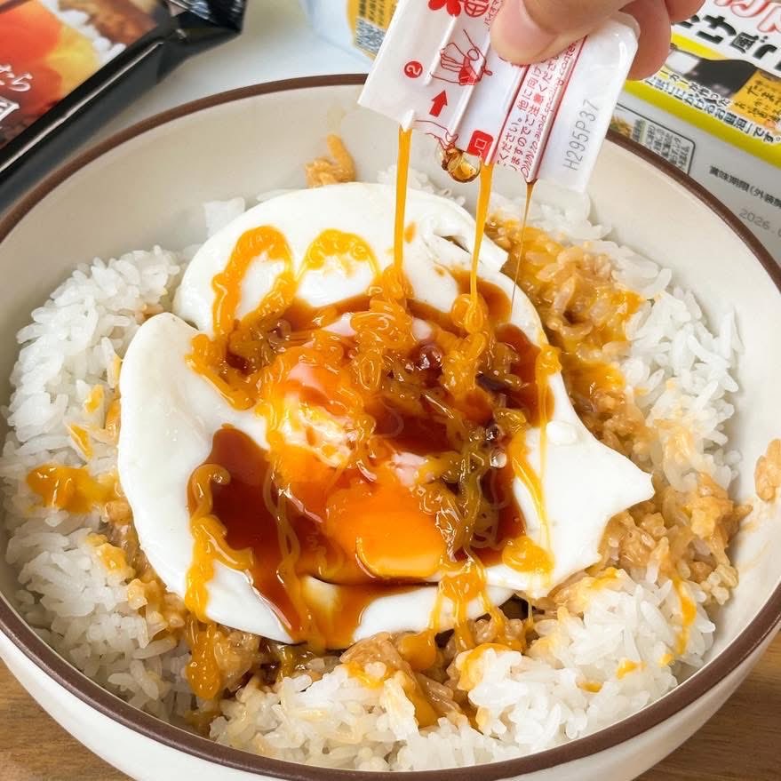 ประเทศไทยมีซอสไข่ดิบดองกิแล้วว!!! ดองกิไทยจัดให้ ขายพรุ่งนี้วันแรก มีทั้งแบบซองเล็กและซองใหญ่เลือกสรรได้ฟินๆ น้องมาเป็น2ฝั่ง ไข่ดิบและโชยุ แค่หักเป๊าะะะะ! ก็ออกมาฉ่ำๆ เทใส่ข้าวสวยร้อนๆหรือไข่ดาวก็อร่อยแล้วอะะะ! มีความเค็มๆนัวๆกลิ่นไข่แดงแต่ไม่มีความคาว นัวมากกกกกกก โคตรเริ่ดดด!