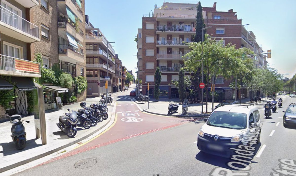 Terra_Futur's tweet photo. Sempre m'ha resultat curiós que entre els barris més cars de Barcelona estiguin els que estan plens d'autopistes, cotxes i soroll de motos. 🥳
#QualitatDeVida https://t.co/C92IepkOcP