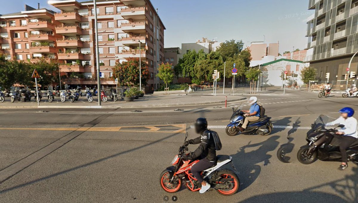 Terra_Futur's tweet photo. Sempre m'ha resultat curiós que entre els barris més cars de Barcelona estiguin els que estan plens d'autopistes, cotxes i soroll de motos. 🥳
#QualitatDeVida https://t.co/C92IepkOcP