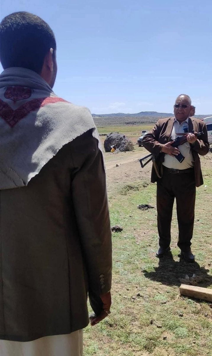 صورة تختزل الكثير: رئيس جامعة #ذمار الدكتور محمد الحيفي يؤدي التحية العسكرية لمشرف #حوثي في إحدى الدورات التدريبية الإجبارية.

أي ذل وصل إليه الناس في مناطق المليشيات؟