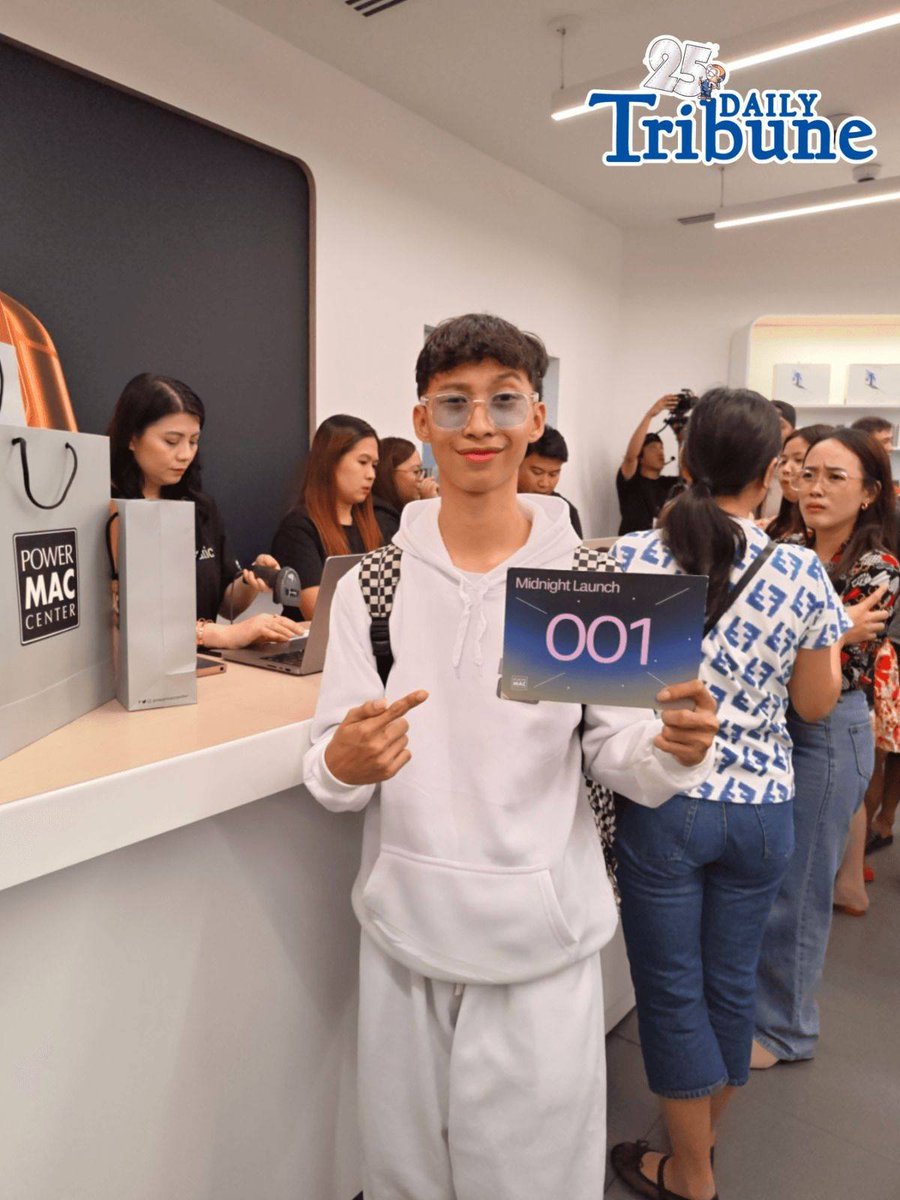 tribunephl's tweet image. NGITING SUMAKSES

Power Mac Center Greenbelt’s customer 001, Mark Dave, has officially purchased his first iPhone 17 during the midnight launch on Friday, 17 October. | Patricia Ramirez / Chynna Basillaje

#iPhone17 #PowerMacCenter #DailyTribune