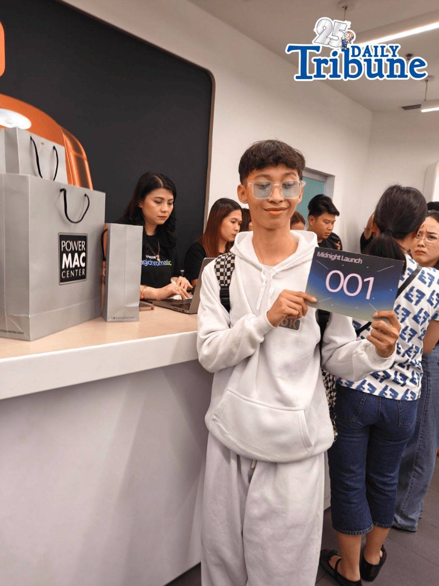 tribunephl's tweet image. NGITING SUMAKSES

Power Mac Center Greenbelt’s customer 001, Mark Dave, has officially purchased his first iPhone 17 during the midnight launch on Friday, 17 October. | Patricia Ramirez / Chynna Basillaje

#iPhone17 #PowerMacCenter #DailyTribune