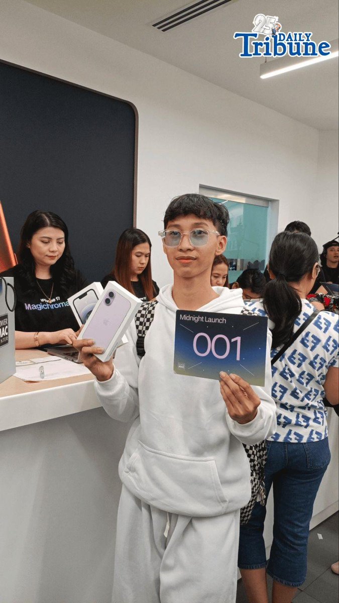 tribunephl's tweet image. NGITING SUMAKSES

Power Mac Center Greenbelt’s customer 001, Mark Dave, has officially purchased his first iPhone 17 during the midnight launch on Friday, 17 October. | Patricia Ramirez / Chynna Basillaje

#iPhone17 #PowerMacCenter #DailyTribune