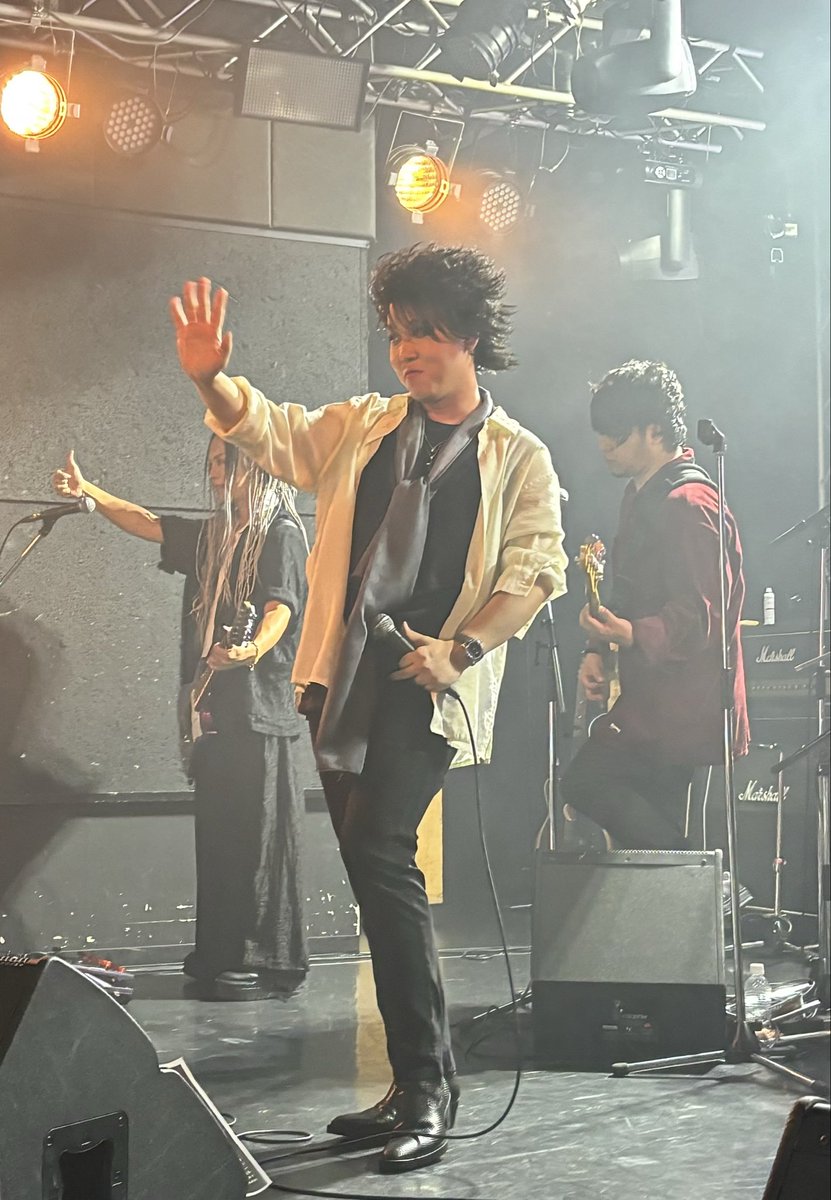 emichin0302's tweet photo. LUNA RIVERの赤羽ReNYワンマンライブ行って来ました!
最前だったのでHARUTOさんから手渡しでピック頂きました😭嬉しい🥹
めちゃかっこよかったです🥰
タムタムさんのボーカルめちゃ隆一様っぽくて、歌唱力凄っ😱てなりました🫶
#LUNA RIVER
#HALUTO
#たむたむ
#haru https://t.co/GYWkt1vrlr