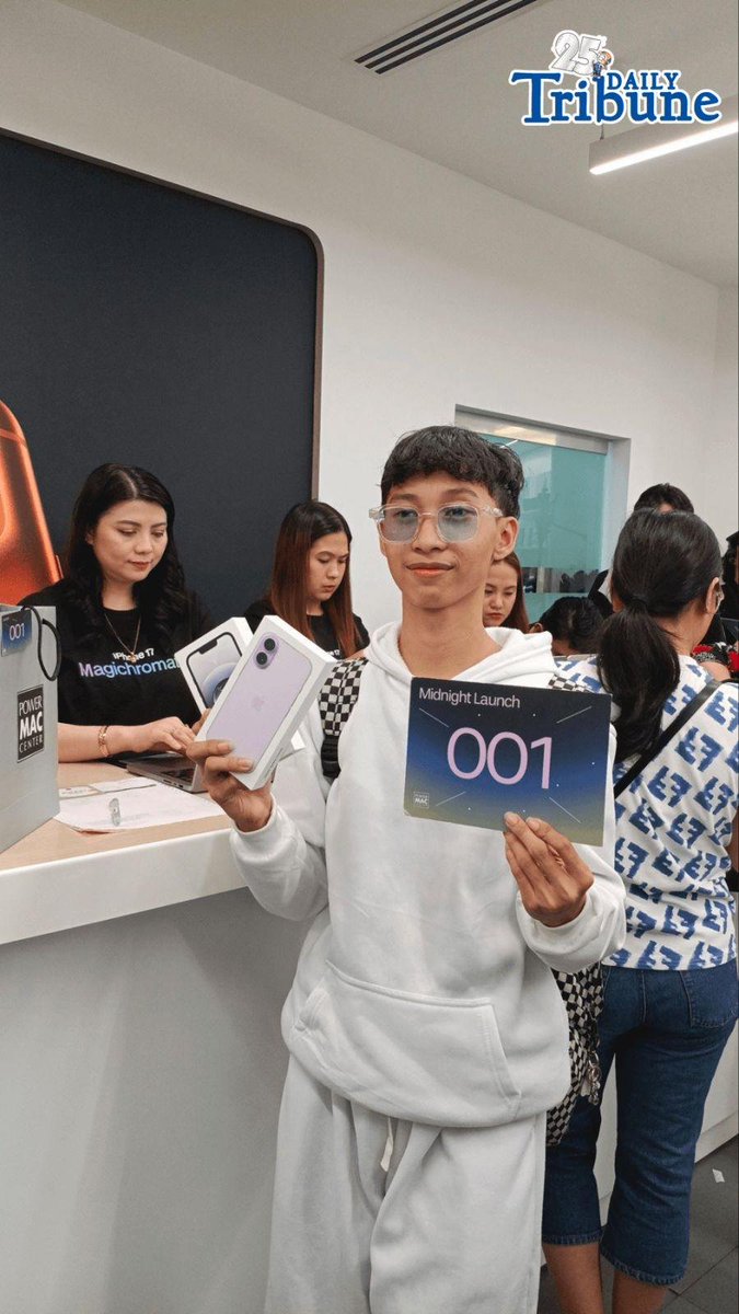 tribunephl's tweet image. NGITING SUMAKSES

Power Mac Center Greenbelt’s customer 001, Mark Dave, has officially purchased his first iPhone 17 during the midnight launch on Friday, 17 October. | Patricia Ramirez / Chynna Basillaje

#iPhone17 #PowerMacCenter #DailyTribune