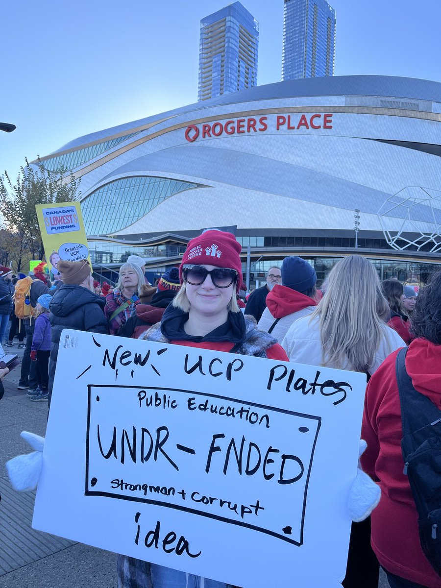 MarieFrRenaud's tweet photo. Thousands of teachers streaming in to demand a fair deal. 
#red4ed #alberta #yeg https://t.co/rfe5M3nKGe