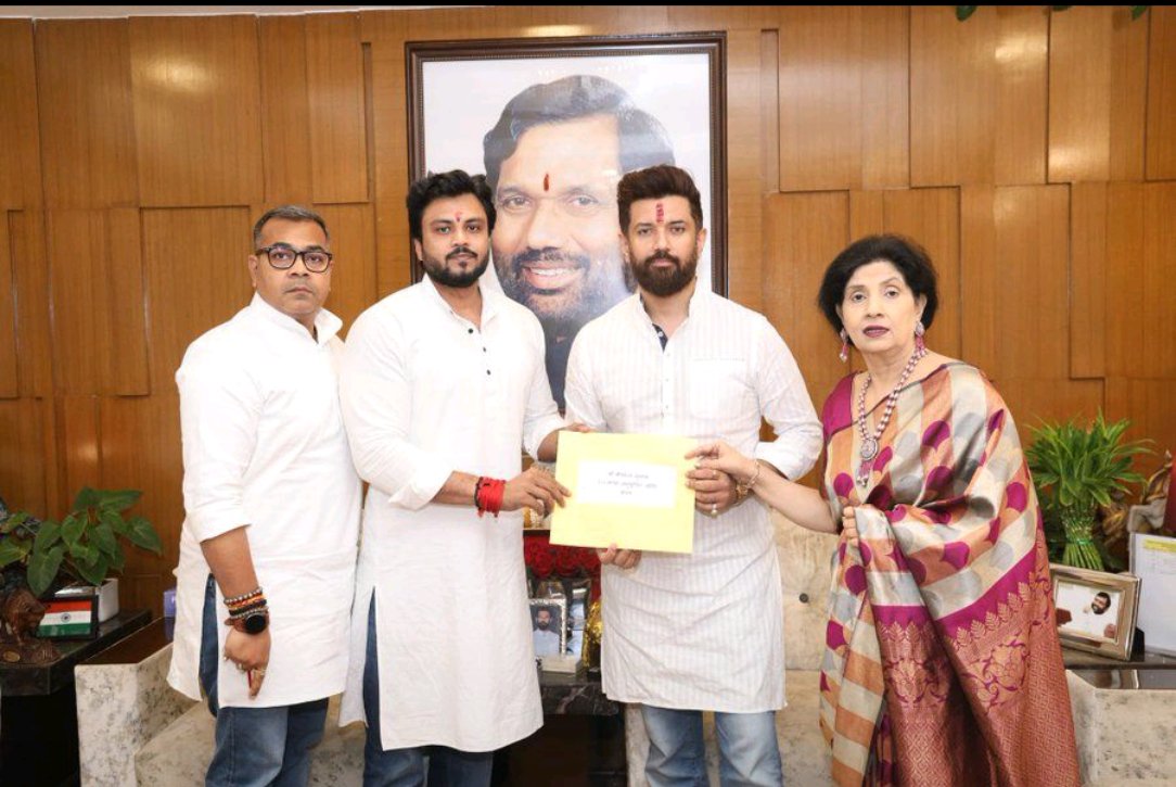 Shashank_Bwl's tweet photo. Bihar First की बात करते-करते चिराग़ पासवान Parivar First, Jija First और अब Banjha First पर आ गए हैं। देश को किसी से ख़तरा नहीं शिवाय नेता के। देश या प्रदेश की भलाई सिर्फ़ छलावा है, नेताओं का सिर्फ एक मक़सद है, अपना और अपने परिवार का भविष्य उज्ज्वल करना है बस।
#BiharElection2025 https://t.co/d9scCovkO7