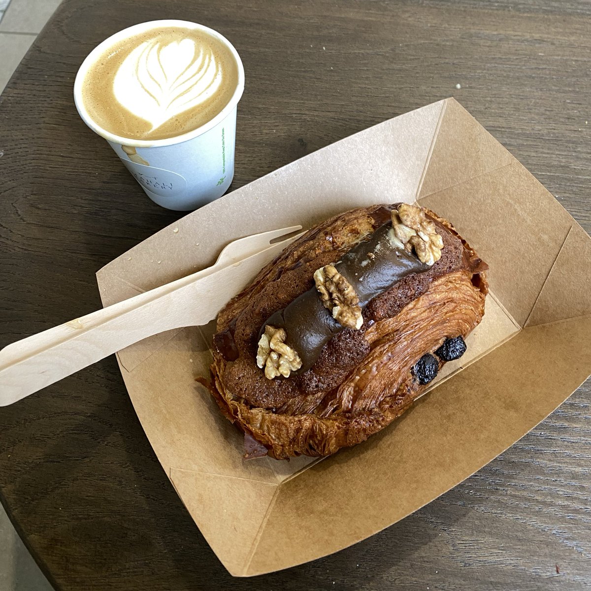 커피호두아몬드크로와상 내가 좋아하는 것들의 총집합☕️🌰🥜🥐