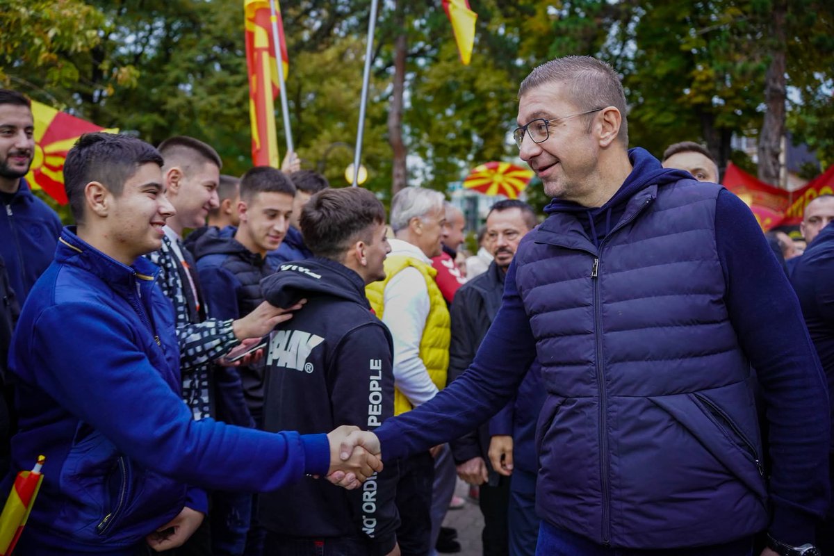 MickoskiHM's tweet photo. Нашата борба не е само за една општина, не е само за еден град. Нашата борба е за секое семејство, за секое дете што сака подобро училиште, за секој млад човек што сака работа и останува тука, домa. Нашата борба е за достоинството на секој еден граѓанин.

И затоа, оваа вечер ви велам изборот е наш, и тој избор ќе ја одреди иднината. Не се плашете од предизвиците, не се двоумете пред лагите, затоа што нашата сила е во тоа што сме исправени, чесни и што знаеме за што се бориме.

Ајде заедно да ја напишеме новата приказна на нашата татковина!

Поддржете ја советничката листа на ВМРО-ДПМНЕ и Коалицијата!

#ВистинскиотИзбор 9️⃣