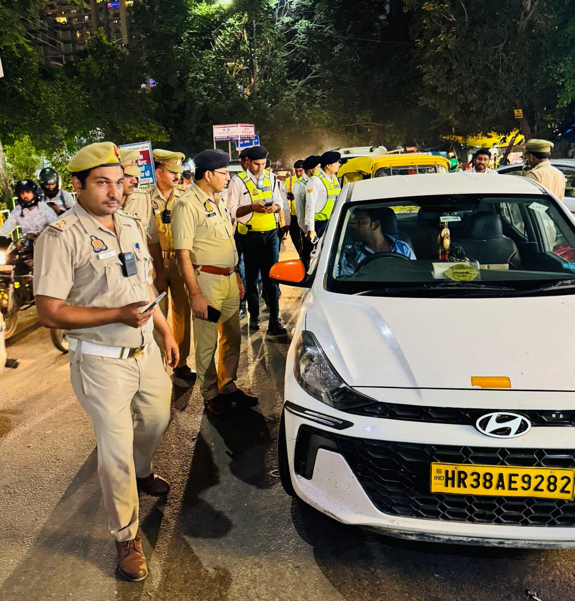Gzbtrafficpol's tweet photo. #पुलिस_उपायुक्त_यातायात_महोदय_ के निर्देशन तथा #अपर_पुलिस_उपायुक्त_यातायात_महोदय के कुशल नेतृत्व में आगामी त्यौहारों में सुगम , सुरक्षित एवं निर्बाध यातायात व्यवस्था हेतु यातायात पुलिस द्वारा इंदिरापुरम क्षेत्र में अवैध पार्किंग तथा अतिक्रमण के विरुद्ध प्रभावी अभियान चलाया गया । https://t.co/o0tLLYfgFc