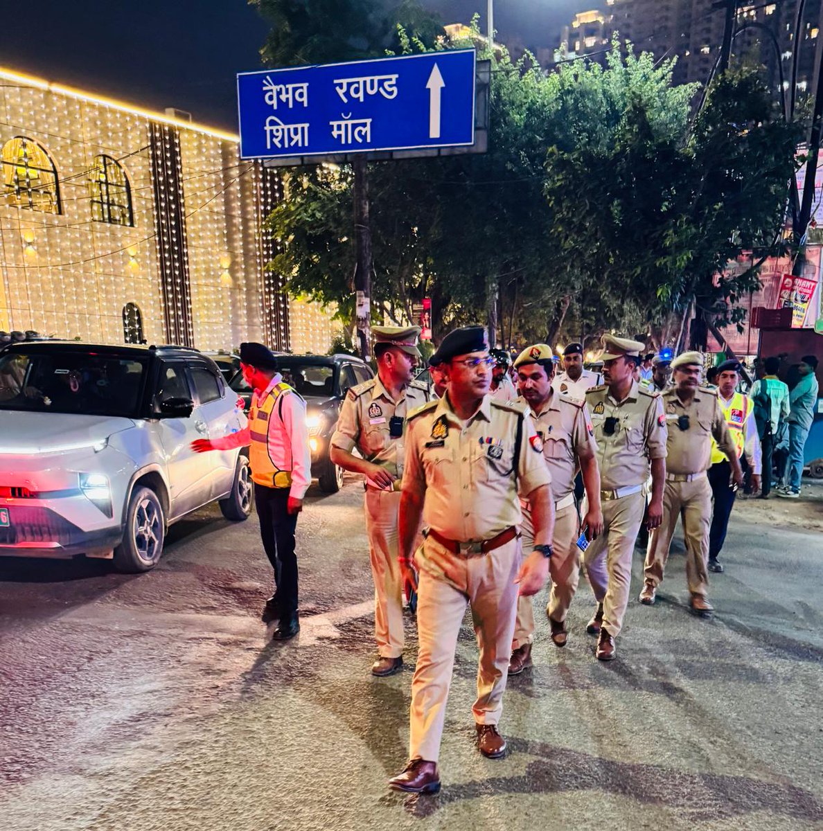 #पुलिस_उपायुक्त_यातायात_महोदय_ के निर्देशन तथा #अपर_पुलिस_उपायुक्त_यातायात_महोदय के कुशल नेतृत्व में आगामी त्यौहारों में सुगम , सुरक्षित एवं निर्बाध यातायात व्यवस्था हेतु यातायात पुलिस द्वारा इंदिरापुरम क्षेत्र में अवैध पार्किंग तथा अतिक्रमण के विरुद्ध प्रभावी अभियान चलाया गया ।