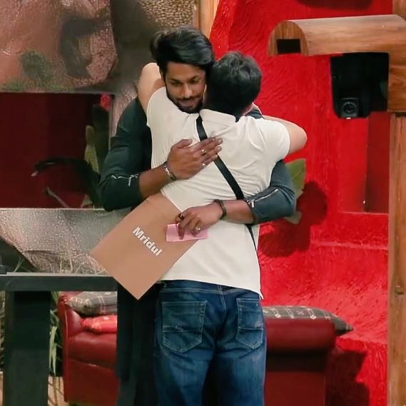NEWS_TV512O's tweet image. If you want to learn humanity, then learn like Baseer Ali. Whatever he did in today&apos;s episode, he won the hearts of millions of people. Keep doing it like this, that&apos;s why you are the heartbeat of the people.
#BaseerAli
#BaseerBob #BiggBoss19