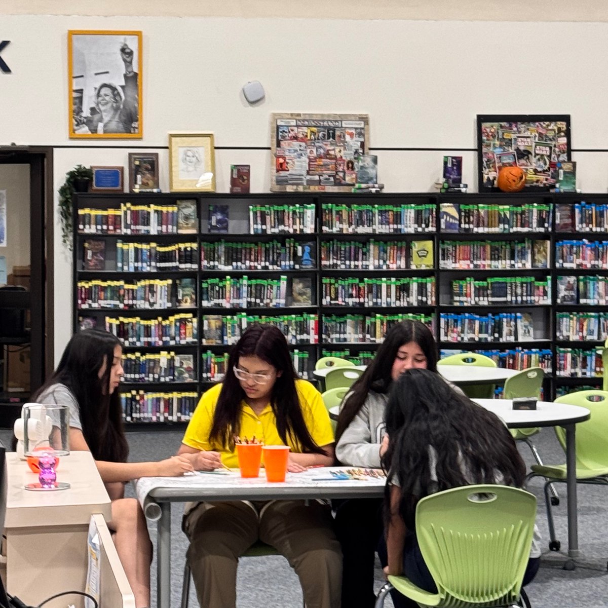 KMSBks's tweet photo. Sometimes you just need to decompress with some group coloring. <3 https://t.co/uymNVVQWsc
