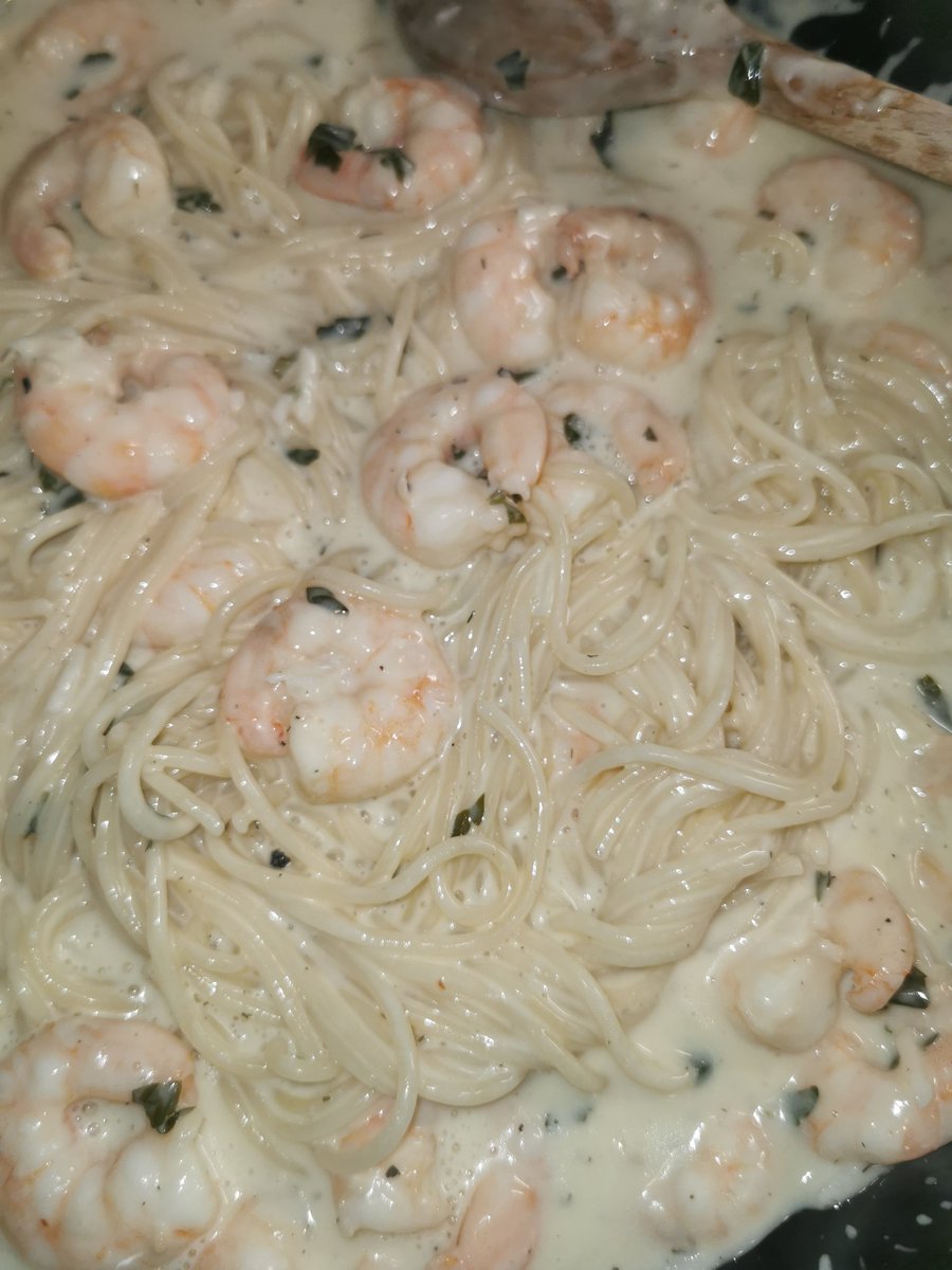 Wenn die Laune im Keller ist, dann Koch was leckeres.
Tigerprawns in einer Butter-Zitrone-Sahne Sauce mit Spaghetti.
Bon Appétit 🫶🏻