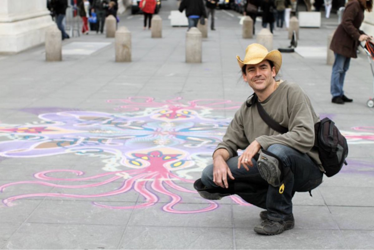 JoeMangrum's tweet image. I’m honored to be part of Dear New York, a landmark public art installation by my longtime friend Brandon Stanton of Humans of New York.
Over the years, Brandon has photographed me and my sand paintings many times — from our first meeting in Washington Square Park to now seeing…