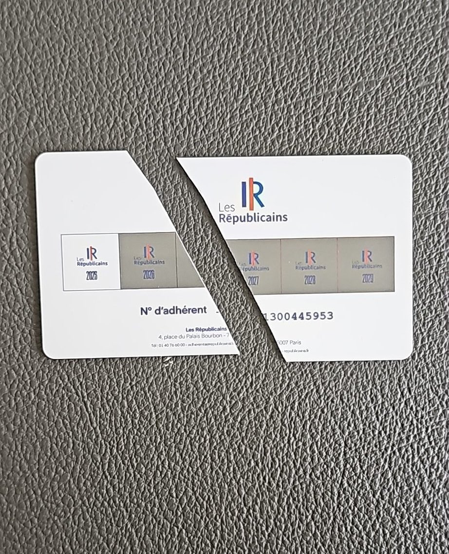🚨 Après le terrible naufrage des LR et que Wauquiez ait décidé avec les Socialistes de sauver la Macronie, de nombreux adhérents LR déchirent leur carte de membre et appellent d’autres adhérents à faire de même. 

Au siège des LR, les appels d’adhérents se multiplient pour