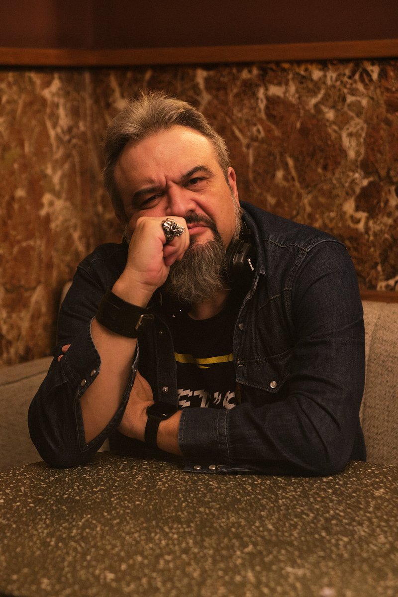 El otro día Olivia Elehache me hizo estas estupendas fotos y le estoy súper agradecido.

Ella es esa morenaza que siempre está en los conciertos pegada a su cámara y a una sonrisa.

Si queréis salir más guap@s de lo que realmente sois… ¡acudid a ella! 😬