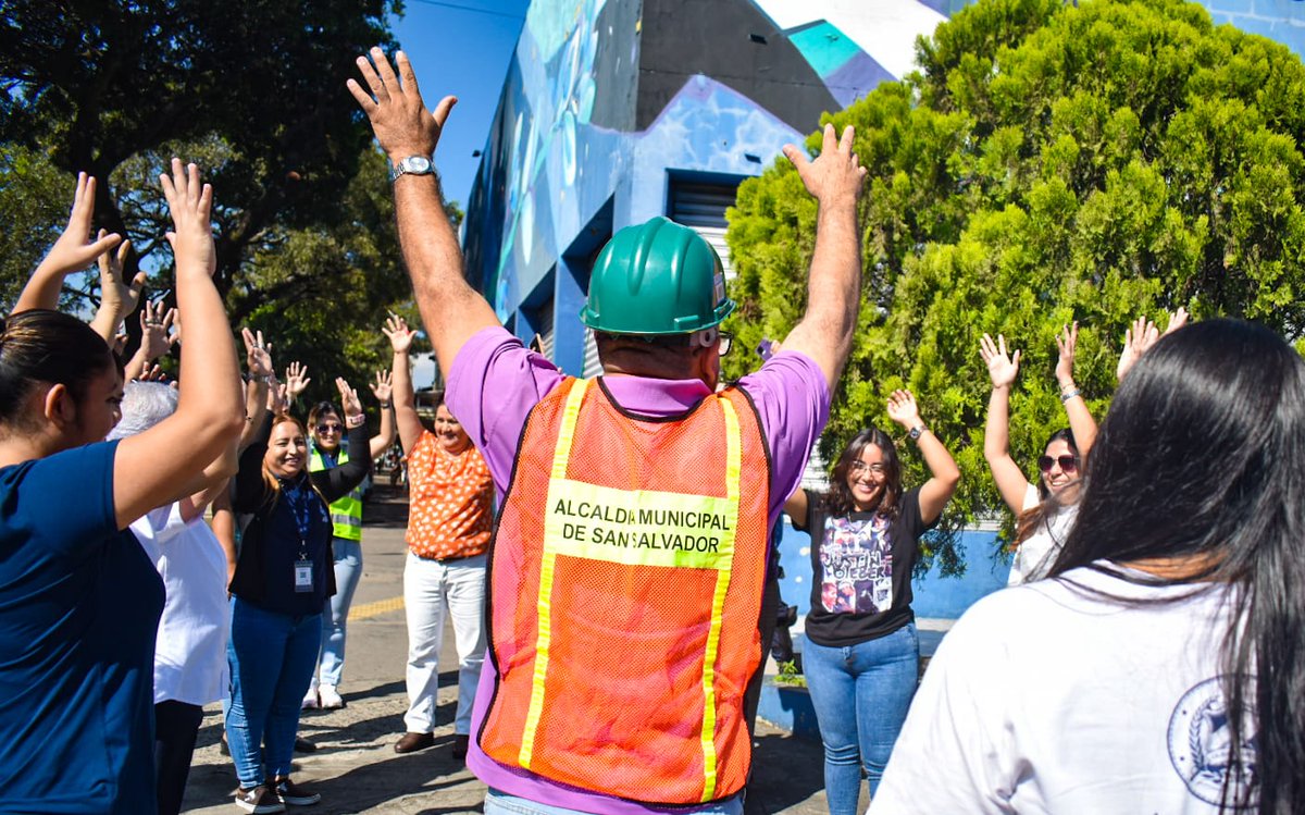 Esta mañana, la alcaldía de San Salvador Centro ejecutó un simulacro preventivo ante emergencias por terremotos en todas las zonas y dependencias, con la finalidad que los colaboradores, autoridades y usuarios fortalezcan la capacidad de respuesta y eficacia para resguardar la