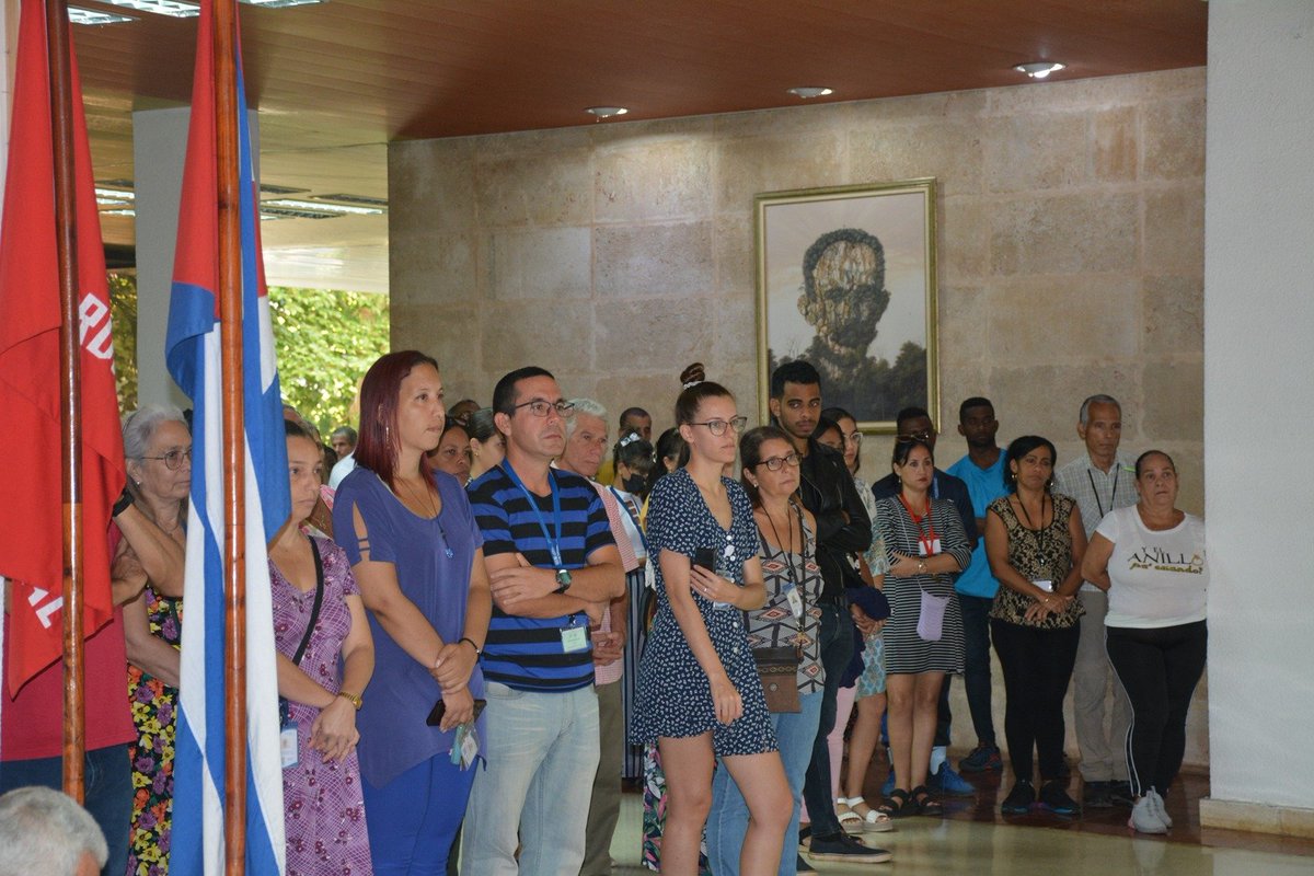 📢 ¡Hoy y siempre, de pie con #Venezuela! 🇨🇺 🇻🇪 
En el <a href="/CIGBCuba/">CIGBCuba</a> amanecimos reafirmando nuestra solidaridad con el Gobierno legítimo y el pueblo hermano de Venezuela frente a las continuas amenazas imperialistas.
¡Viva Venezuela soberana!
¡Viva la amistad entre nuestros pueblos!