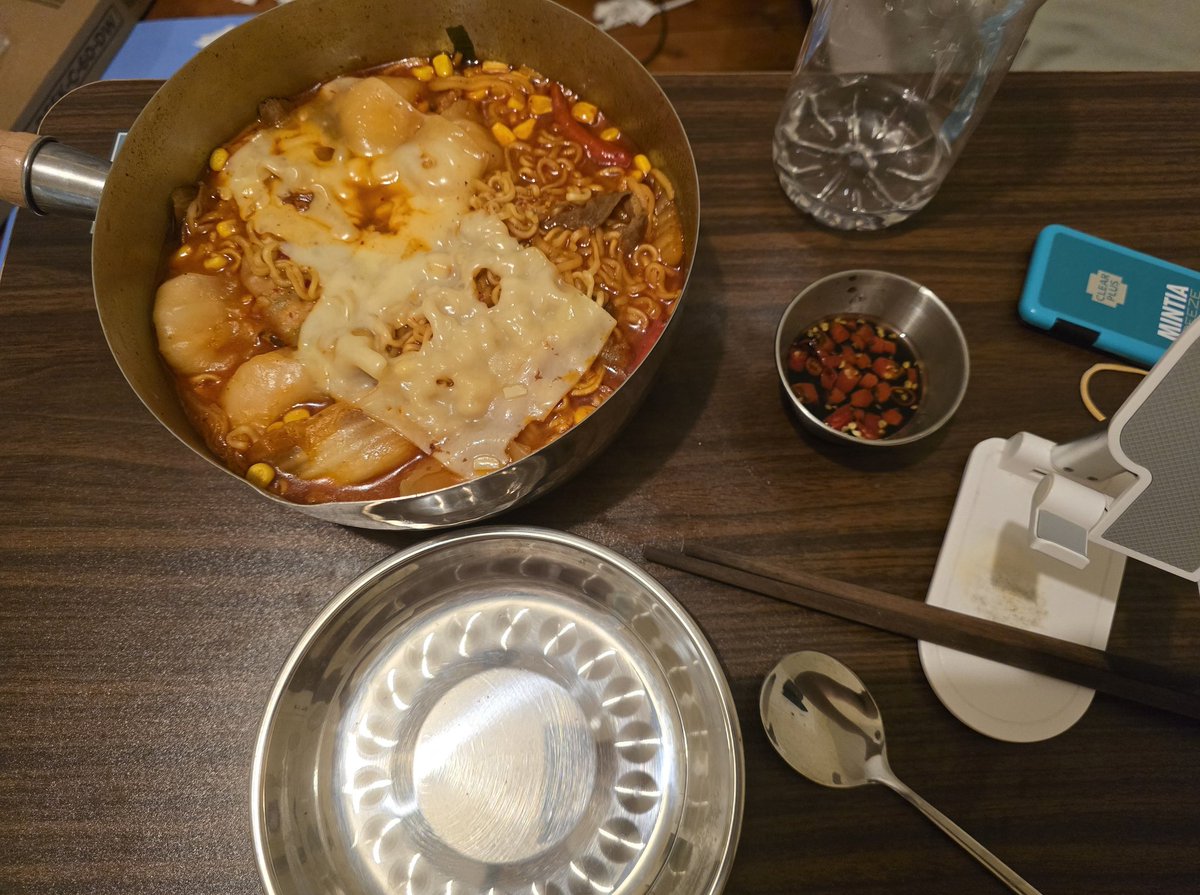 GigaWIPjay's tweet photo. Having a cheeky little #MidnightEats https://t.co/zztuXiKMuW