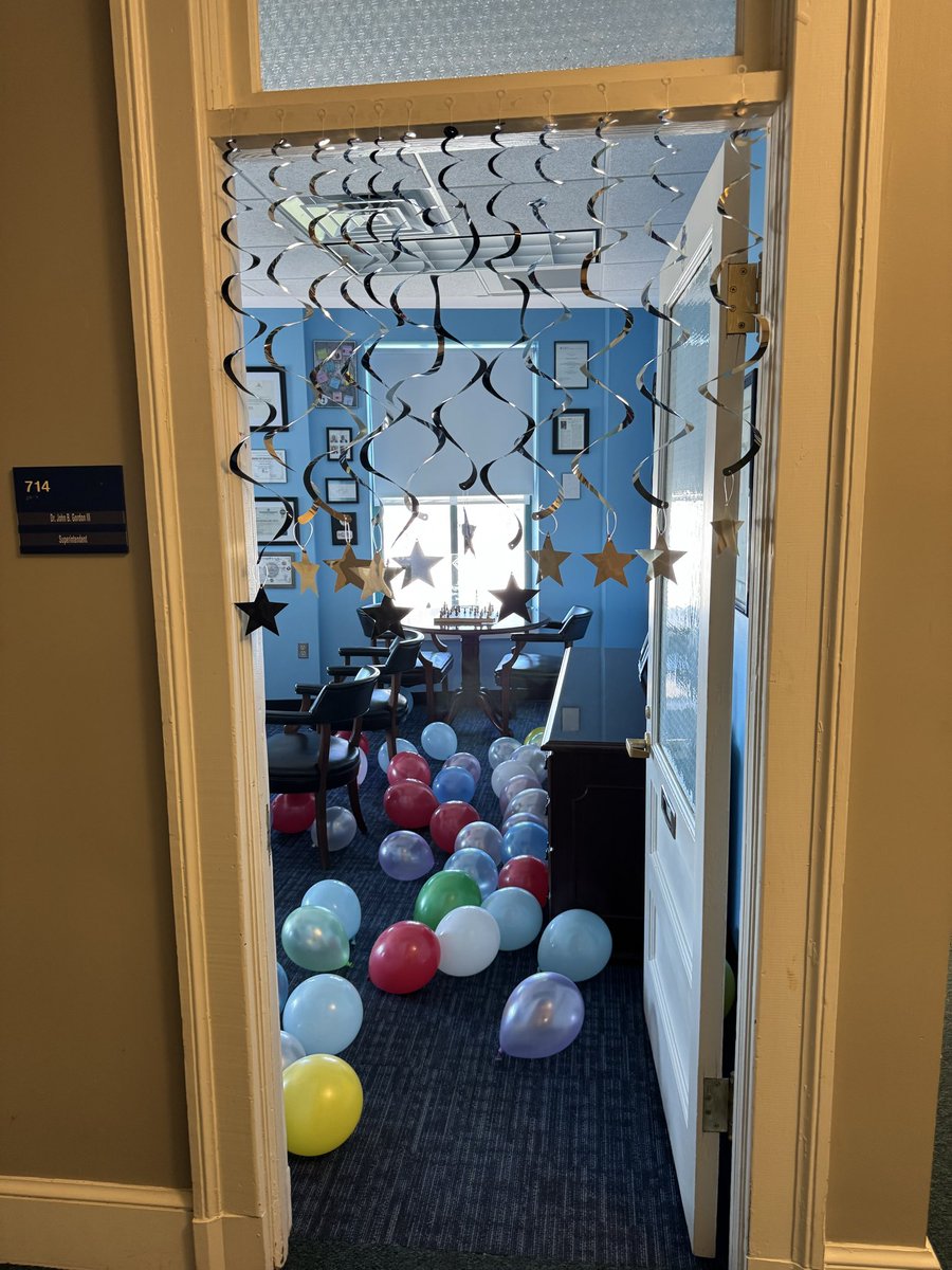 drjbg3's tweet image. The Boss’s Day shenanigans continue!!! A special shout out to Ms. Gardner, Executive Assistant, and the entire 7th floor crew for being so thoughtful! I am so appreciate of the love that we have on our team!!! #SPSCreatesAchievers #WhereExcellenceIsREALized ♦️👌🏽
