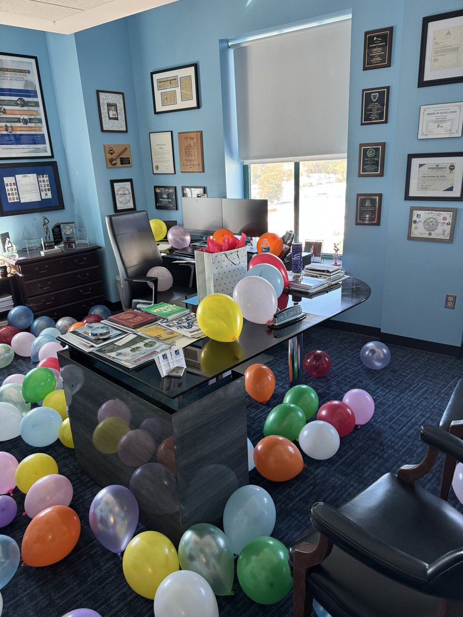 drjbg3's tweet image. The Boss’s Day shenanigans continue!!! A special shout out to Ms. Gardner, Executive Assistant, and the entire 7th floor crew for being so thoughtful! I am so appreciate of the love that we have on our team!!! #SPSCreatesAchievers #WhereExcellenceIsREALized ♦️👌🏽