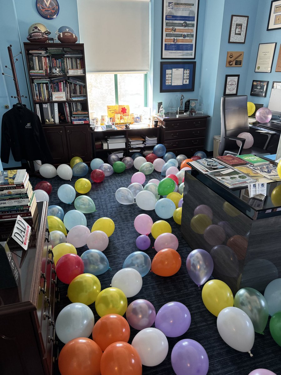 drjbg3's tweet image. The Boss’s Day shenanigans continue!!! A special shout out to Ms. Gardner, Executive Assistant, and the entire 7th floor crew for being so thoughtful! I am so appreciate of the love that we have on our team!!! #SPSCreatesAchievers #WhereExcellenceIsREALized ♦️👌🏽