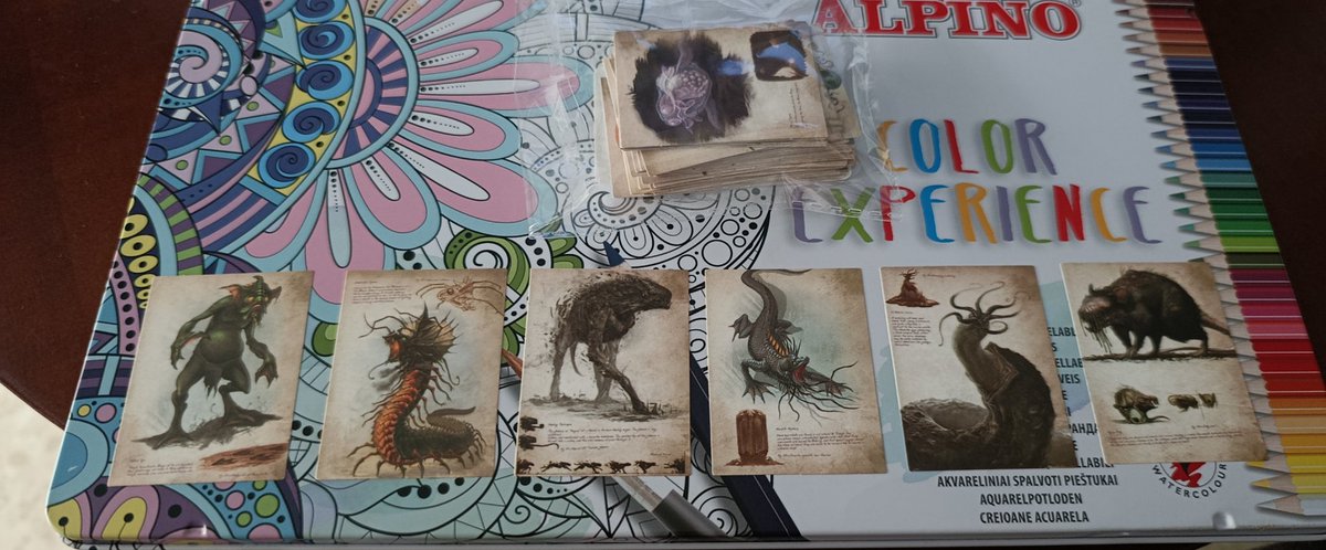 bblaspphemyy's tweet image. He comprado pegatinas Lovecraftianas y estoy decorando la caja de lápices tal que así